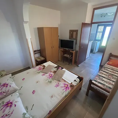 Apartmani Mate Vrban Karlobag Exterior photo